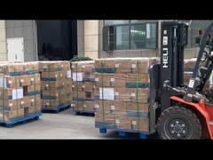 Arbeitskräfte laden Fahrzeuge